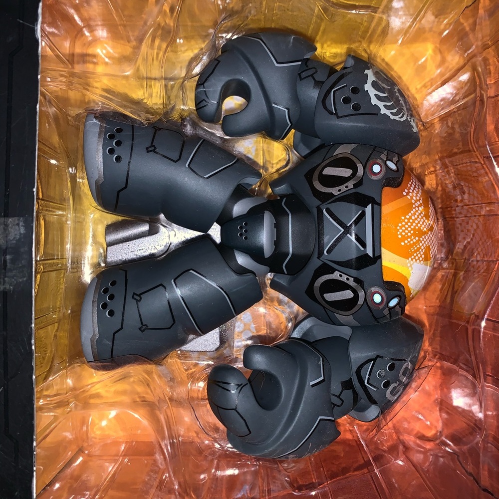 Brand new Starcraft 2 noobz raynor action figure price is negotiable.